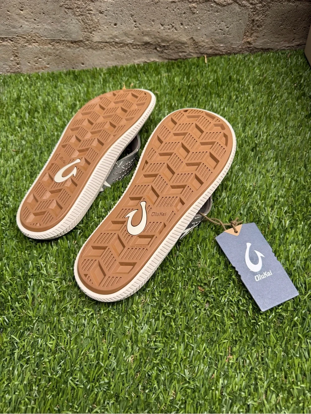 OluKai Ulele Flip Flop Sandals - Men’s Size 10 - NWT - Super Rare Colorway
